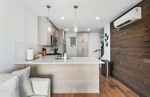 NEW! Central Ballard 3BR Townhome Fits 8 Free Parking AC Family Friendly - Foto 25