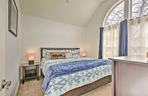 Near Trails, Lakes and Golf Pinetop Home with Deck - Foto 14