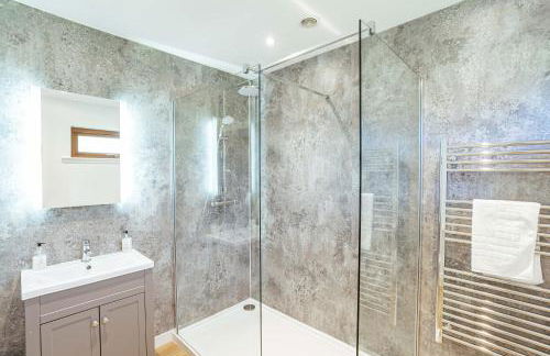 Kestrel Lodge 6 with Hot Tub - Photo 16