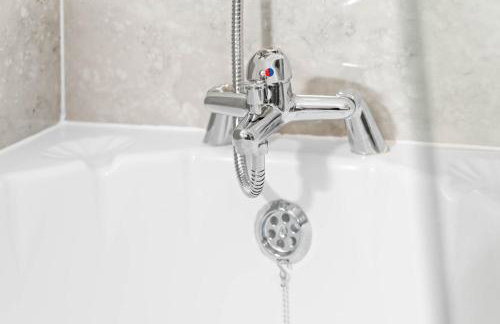 Stylish 3 Bedroom House - Garden - Pool Table - Parking 165M - Foto 36