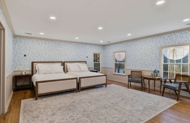 Elegant Spring Stay on Peaceful Retreat - Photo 19