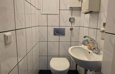 Case Four Boardinghouse mit Parkplatz, Küche, Waschmaschine und Trockner - Photo 15