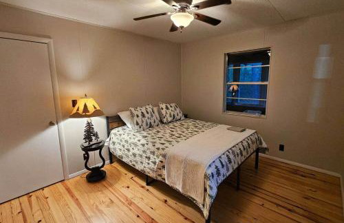 Fire Pit Cabin Retreat - Sleeps 6 - 1hr from STL - Foto 12