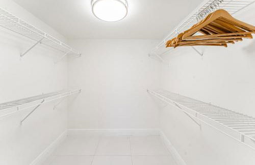 Serene Waterfront 2BR 2BA with Intracoastal Views, Pool, Balcony, Parking - Foto 19