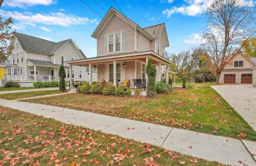 Stay and Play in Ellicottville Village! Home with Deck - Foto 1