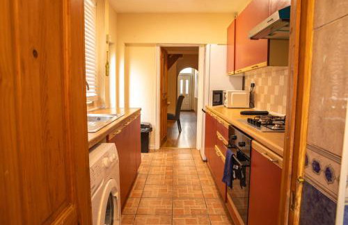 Mansfield House - Sleeps 10, Free Parking, WiFi - Weekly & Monthly Stay Deals! - Foto 13