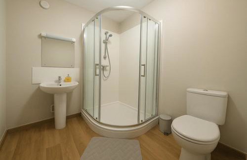 Bright 2-Bed Top Floor Flat, Full Kitchen, Parking - Foto 4