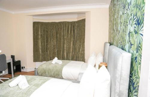 Large 4 Bedroom House Near Heathrow and M4 Free Parking - Foto 9