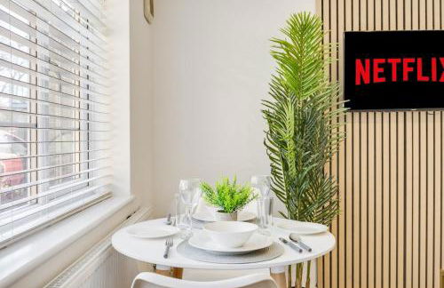 Cozy Riverside Cottage in Hertford Town with Parking - Foto 35