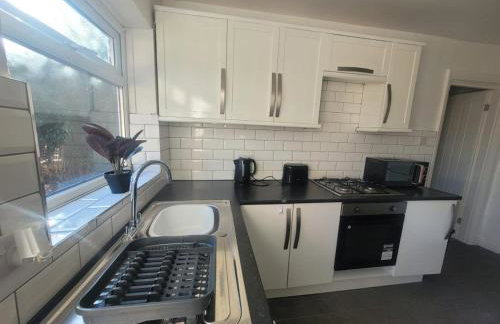 Contractor Friendly Spacious 3 Bed With Private Parking - Foto 14