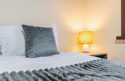 Spacious 4 Bedroom Home Near City Centre Sleeps 11 with Free Parking - Foto 7