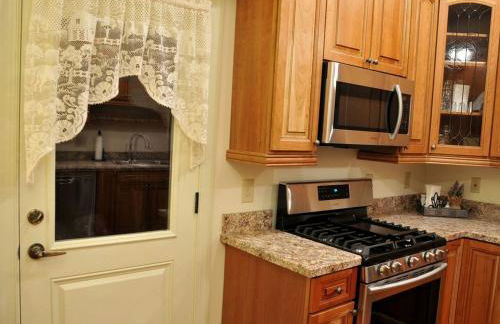 Spacious Cottage Rental with Creek Views near Harrisburg and Hershey, Pennsylvania - Foto 9