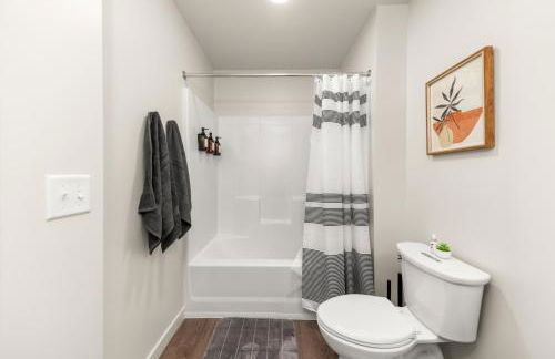 2BR in Downtown with Parking - Foto 34