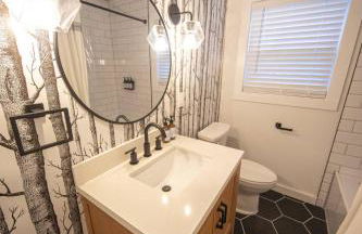 Centrally Located Cozy Modern Home in Bethel - Foto 6