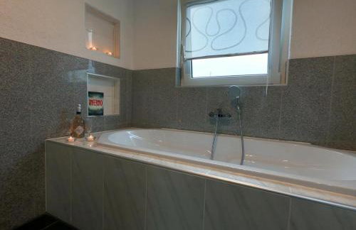 Moderne helle 2,5 Zimmer Wohnung mit großem Bad und Küche in Trossingen - Foto 28