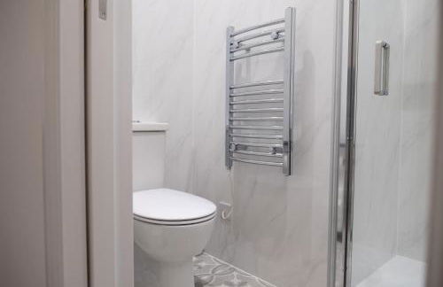 Group Friendly 2 Bed 2 Bath FREE PARKING for 2 Large Vans or up to 4 Cars Zone 2 Sleeps 10 Close to Central London and Zone 2 tube station - Photo 37