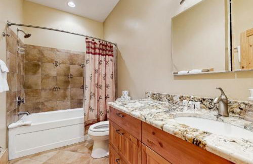 5 Bed 4 Bath Vacation home in Tuckasegee - Foto 20