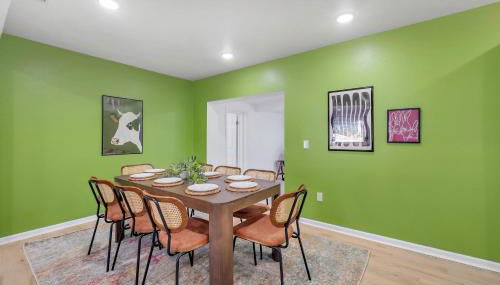 Spacious 4BD - Central Stay with Backyard & Games - Foto 2