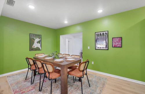 Spacious 4BD - Central Stay with Backyard & Games - Foto 2