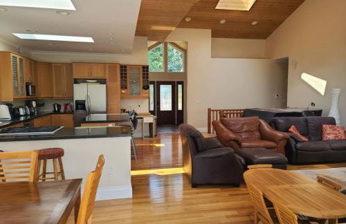 Expansive Dual-Kitchen Retreat - Foto 21