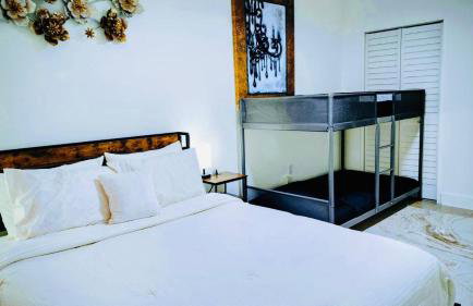 Sunny 3BR Oasis with Water View and Beach Gear Near Siesta - Foto 14