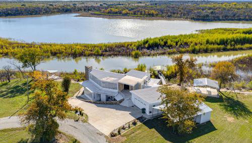 Luxury Lakefront Retreat with Dock in Runaway Bay - Foto 2