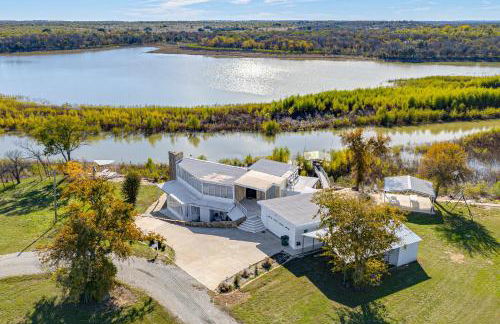 Luxury Lakefront Retreat with Dock in Runaway Bay - Foto 7