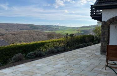Eifel Landhaus Panoramablick unter der Burg Olbrück mit Sauna Hottub großer Terrasse und Garten Ideal für Familien - Foto 17