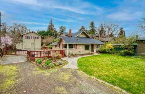 Medford Home And 2 Condos With Pool - Photo 23