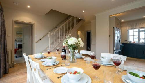 3 The Coastguards, Thorpeness - Only a stones throw from the Beach and very close to famous boating Meare, Country Club and Golf Club - Aldeburgh Coastal Cottages - Foto 2