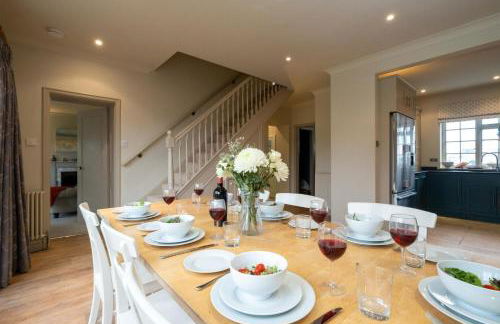 3 The Coastguards, Thorpeness - Only a stones throw from the Beach and very close to famous boating Meare, Country Club and Golf Club - Aldeburgh Coastal Cottages - Foto 2