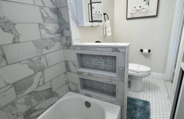 ½ mile to Longwood Medical, Renovated, Pub Trans - Foto 13