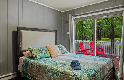 Frolic on Fern by Avantstay Enclosed Deck w/ Forest Views, Bar - Foto 24