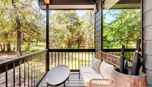 Tranquil Modern Cabin with Friendly Farm Animals & Pond Views Near Cedar Creek, Texas - Foto 4