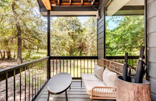 Tranquil Modern Cabin with Friendly Farm Animals & Pond Views Near Cedar Creek, Texas - Photo 4