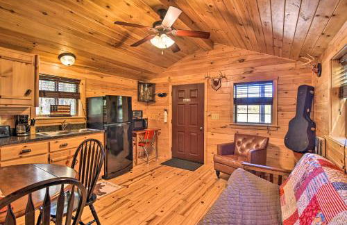 Rural Cabin Hideaway with Fire Pit and Mtn Views! - Foto 6