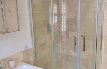 Cybil's Retreat - Renovated 2 bedroom house with enclosed garden - Photo 5