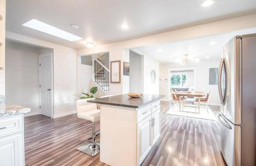 Stylish Modern Farmhouse wYard 10 mins from DT - Foto 57