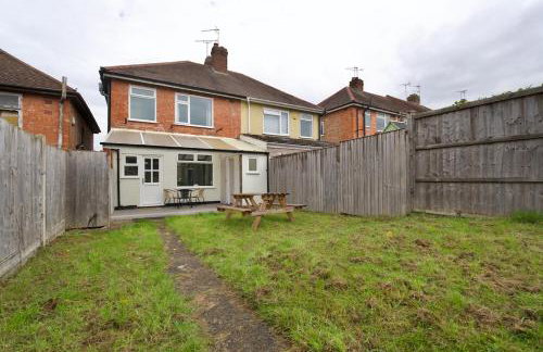 London Road Villa - Free Netflix, Private Parking, WiFi & Private Garden - Photo 37