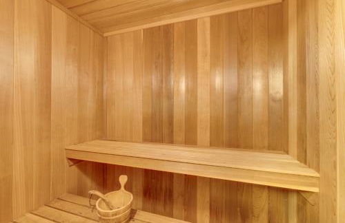 Luxe Long Lake Estate! Courts, Pool and Game Room - Foto 12