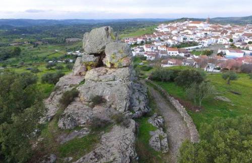 Charming house with mountain view in Encinasola, fireplace - Photo 10
