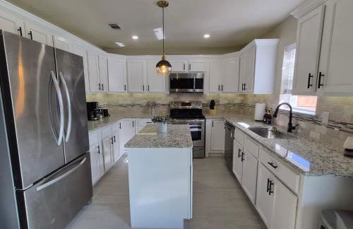 Stylish Newly Remodeled Home with Putting Green - Foto 9