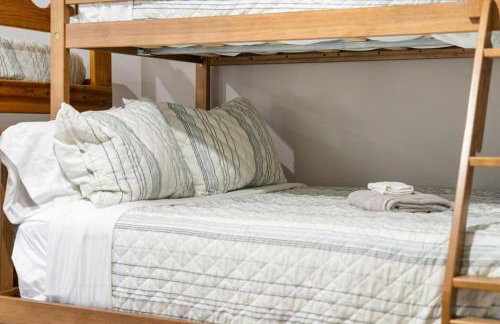 White Mountain Retreat with Theater, Fire Pit, Game Room and River Access - Foto 37