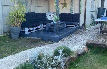 Isle 2-bed Retreat- Sleeps 4, Garden & Games Room - Foto 9