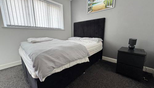 Modern 3- Bed Holiday Home - Private Parking Sleeps 10- 2 Min M62 - Foto 2