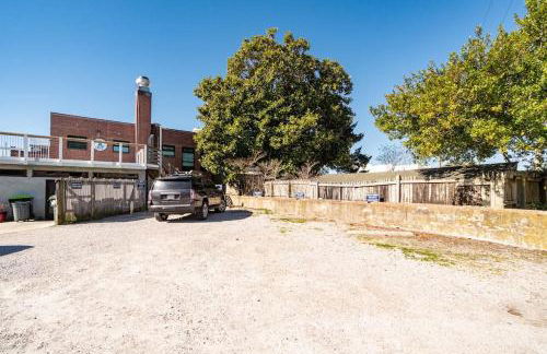 Why Knot Getaway…Rooftop with WaterView! Unit F - Foto 13