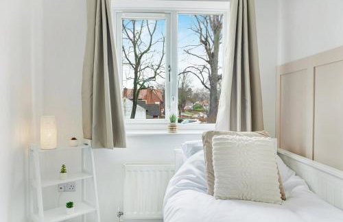 3BR Home with Garden & Free Parking - Foto 45