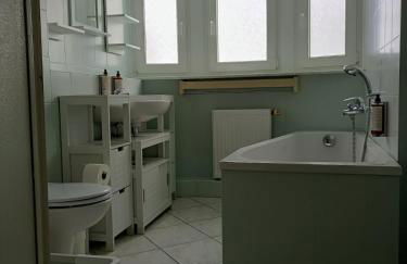 D-Quadrat FeWo "Doni" für Familien, Geschäftsreisende und Urlauber, mit 3 Zimmern, Tageslichtbad, Südbalkon und Kingsize-Betten, für bis max 6 Erwachsene und 2 Kleinkinder - Foto 9