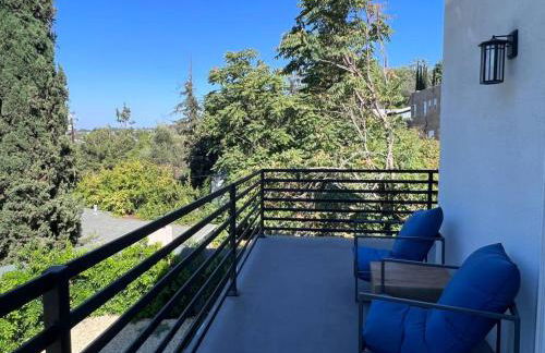 The Arts House - Private and Gated Home in Silver Lake with Pool & Views - Photo 10