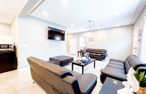 Group Friendly 6BR Near Aquarium & Niagara Falls - Photo 9